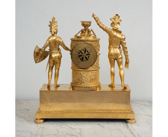 Orologio antico Impero Francese in bronzo dorato finemente cesellato. Periodo XIX secolo.