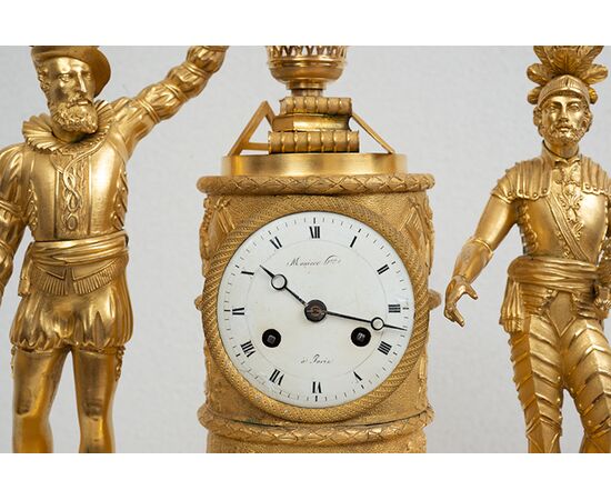 Orologio antico Impero Francese in bronzo dorato finemente cesellato. Periodo XIX secolo.