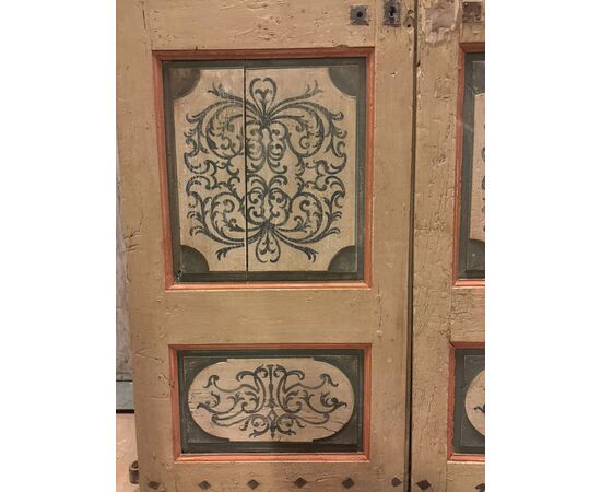 PTL702 - Porta in legno laccato con pannelli dipinti, epoca '700, misure cm L 122 x H 217