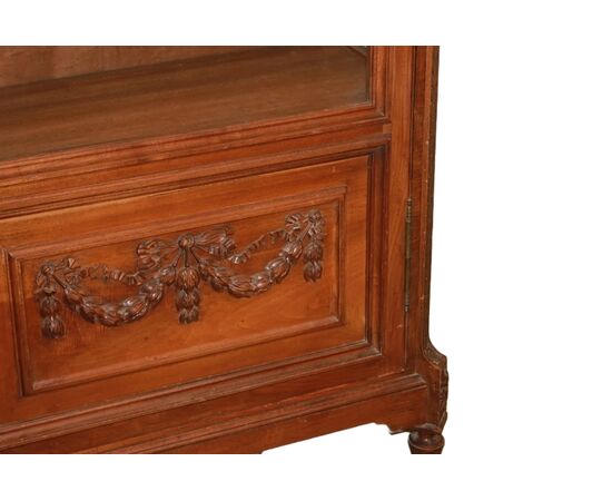 Vetrina Stile Luigi XVI in Legno di Noce di inizio 1900 con Intagli