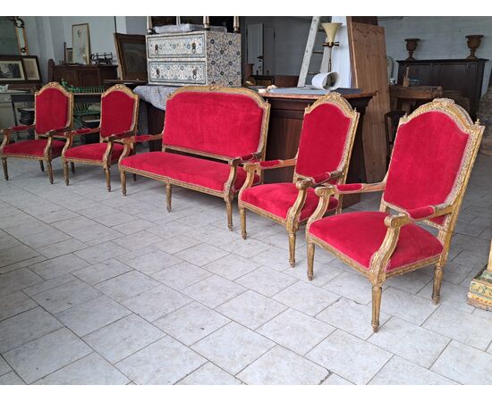 Quattro poltrone ed un divano dorati Napoleone III