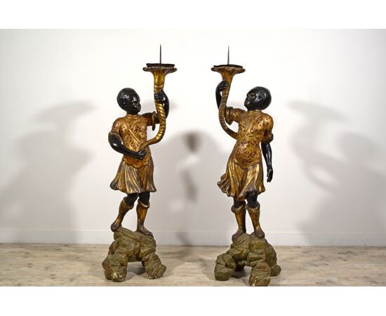 Coppia di mori reggicero in legno intagliato laccato e dorato, Sicilia, inizio XIX secolo