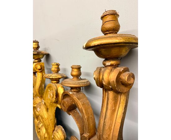 Antica coppia di grandi applique in legno dorato e intagliato, epoca XIX sec, 95x68 cm. 