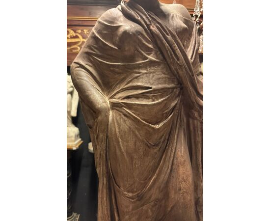 DARS673 - Statua in scagliola con figura femminile, misure cm L 35 x H 107 x P 25