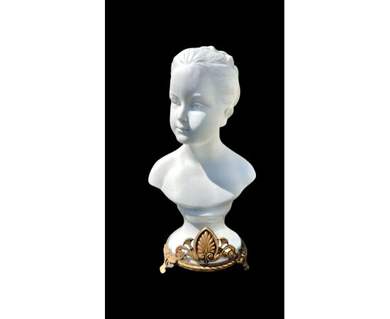 Busto di fanciulla in porcellana con profilo della base in bronzo.Manifattura Ginori.