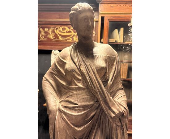 DARS673 - Statua in scagliola con figura femminile, misure cm L 35 x H 107 x P 25