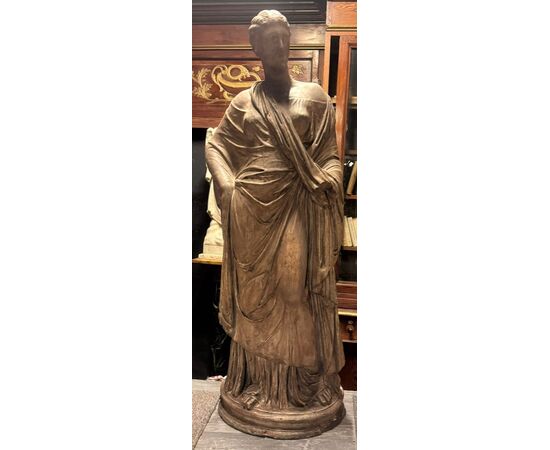 DARS673 - Statua in scagliola con figura femminile, misure cm L 35 x H 107 x P 25
