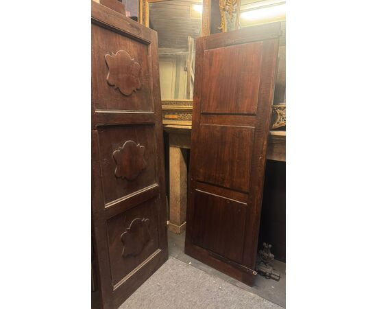 PTS892 - N. 2 Porte in legno di noce e pioppo, epoca '7/'800, misure cm L 71 x H 200