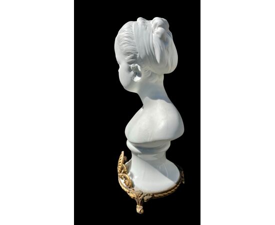 Busto di fanciulla in porcellana con profilo della base in bronzo.Manifattura Ginori.