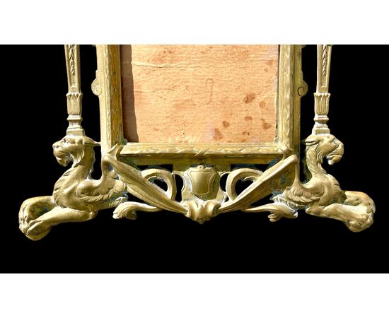 Cornice in bronzo con angeli,motivi neoclassici e arpie.