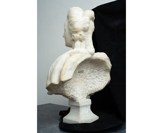Scultura antica in marmo bianco statuario raffigurante Maria Antonietta. Francia fine XVIII secolo.