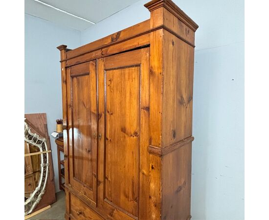 Antico armadio stipo guardaroba toscano in pino XIX sec . Mis h 210 L 132 prof cm 49 . Da restaurare 