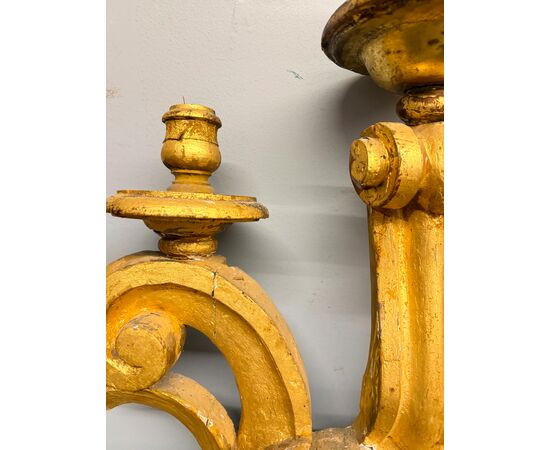 Antica coppia di grandi applique in legno dorato e intagliato, epoca XIX sec, 95x68 cm. 