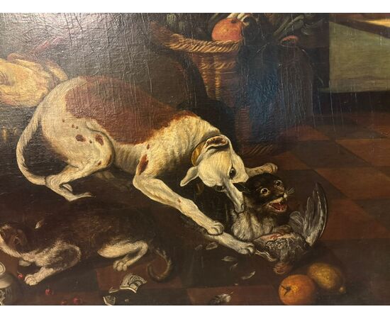 PAN432 - Dipinto olio su tela che ritrae un gatto e un cane che combattono, epoca '6/'700, misure cm L 200 x H 125