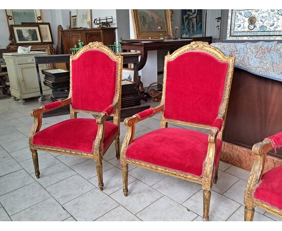 Quattro poltrone ed un divano dorati Napoleone III