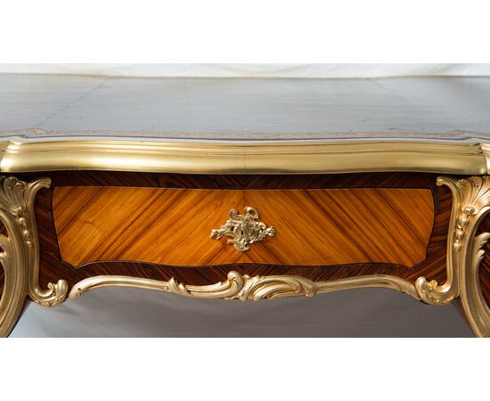 Scrivania /Bureau Plat antica Napoleone III Francese in legno esotico pregiato con innesti di elementi in bronzo dorato. Francia XIX secolo.