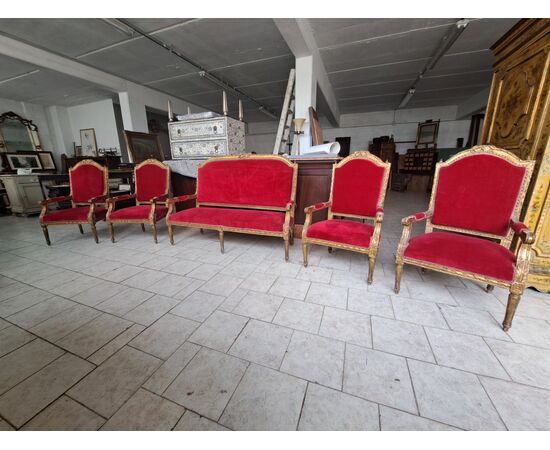 Quattro poltrone ed un divano dorati Napoleone III