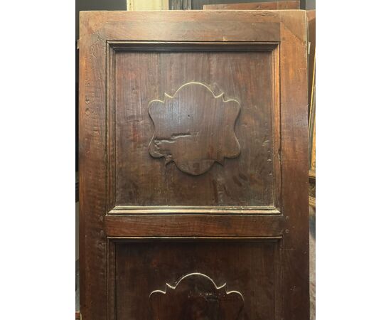 PTS892 - N. 2 Porte in legno di noce e pioppo, epoca '7/'800, misure cm L 71 x H 200