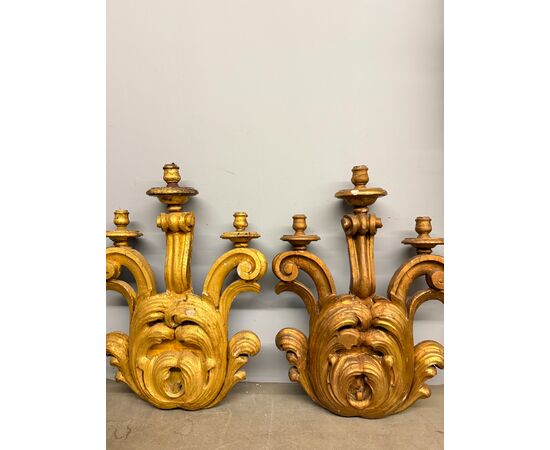 Antica coppia di grandi applique in legno dorato e intagliato, epoca XIX sec, 95x68 cm. 