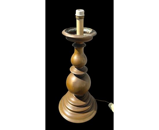 Candeliere in bronzo pesante trasformato a lampada da tavolo.Stile barocco.