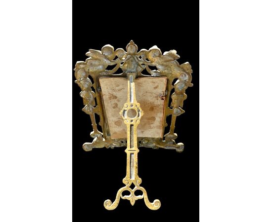 Cornice in bronzo con angeli,motivi neoclassici e arpie.