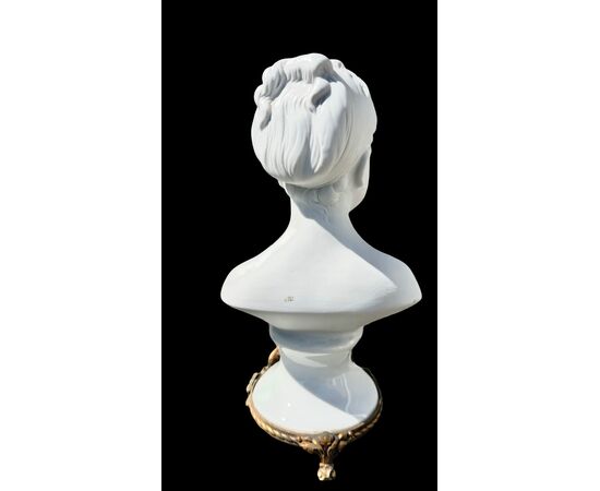 Busto di fanciulla in porcellana con profilo della base in bronzo.Manifattura Ginori.