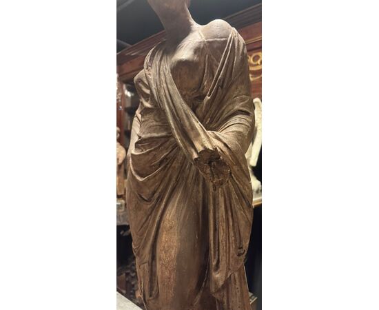 DARS673 - Statua in scagliola con figura femminile, misure cm L 35 x H 107 x P 25