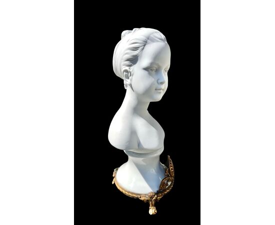 Busto di fanciulla in porcellana con profilo della base in bronzo.Manifattura Ginori.