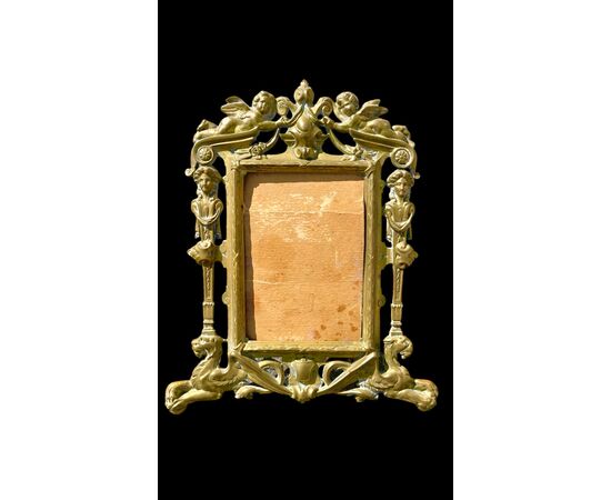 Cornice in bronzo con angeli,motivi neoclassici e arpie.