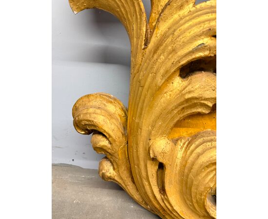 Antica coppia di grandi applique in legno dorato e intagliato, epoca XIX sec, 95x68 cm. 