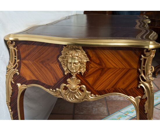 Scrivania /Bureau Plat antica Napoleone III Francese in legno esotico pregiato con innesti di elementi in bronzo dorato. Francia XIX secolo.