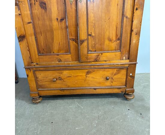 Antico armadio stipo guardaroba toscano in pino XIX sec . Mis h 210 L 132 prof cm 49 . Da restaurare 