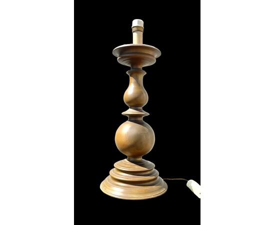 Candeliere in bronzo pesante trasformato a lampada da tavolo.Stile barocco.