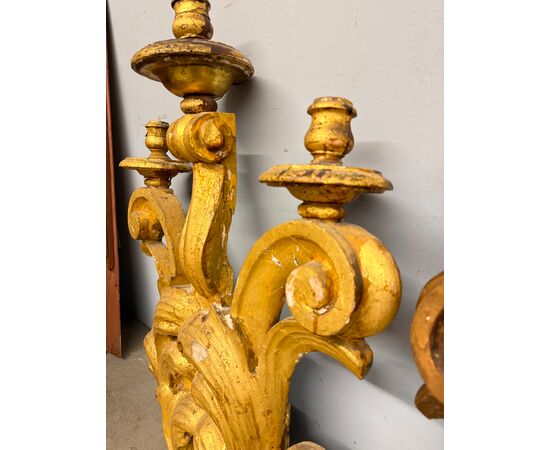 Antica coppia di grandi applique in legno dorato e intagliato, epoca XIX sec, 95x68 cm. 