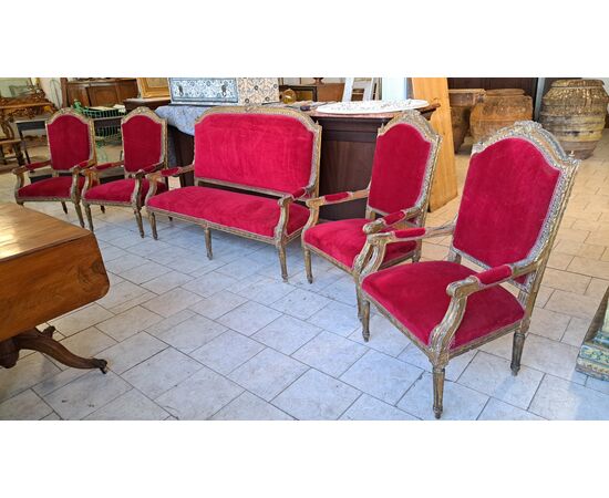 Quattro poltrone ed un divano dorati Napoleone III