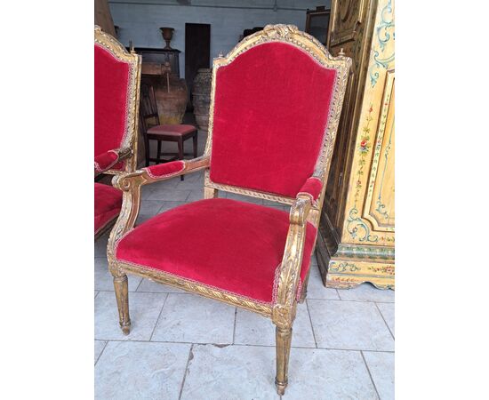 Quattro poltrone ed un divano dorati Napoleone III