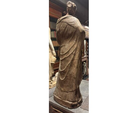 DARS673 - Statua in scagliola con figura femminile, misure cm L 35 x H 107 x P 25