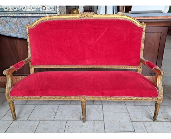 Quattro poltrone ed un divano dorati Napoleone III