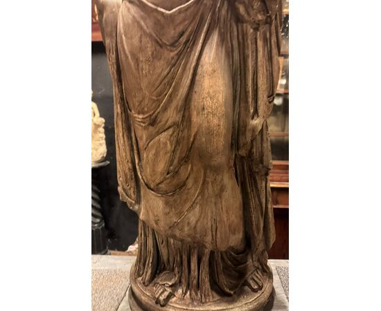 DARS673 - Statua in scagliola con figura femminile, misure cm L 35 x H 107 x P 25
