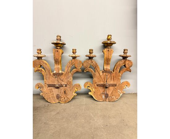 Antica coppia di grandi applique in legno dorato e intagliato, epoca XIX sec, 95x68 cm. 