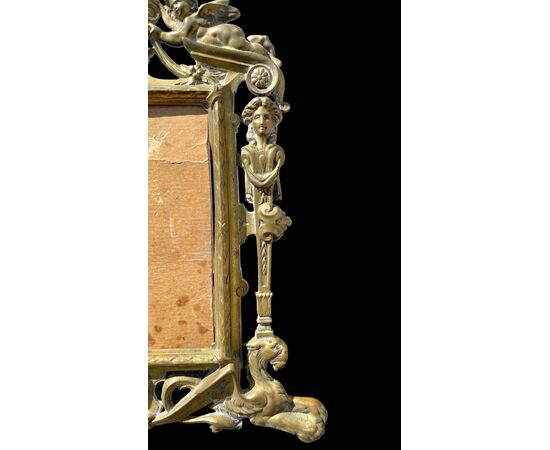 Cornice in bronzo con angeli,motivi neoclassici e arpie.