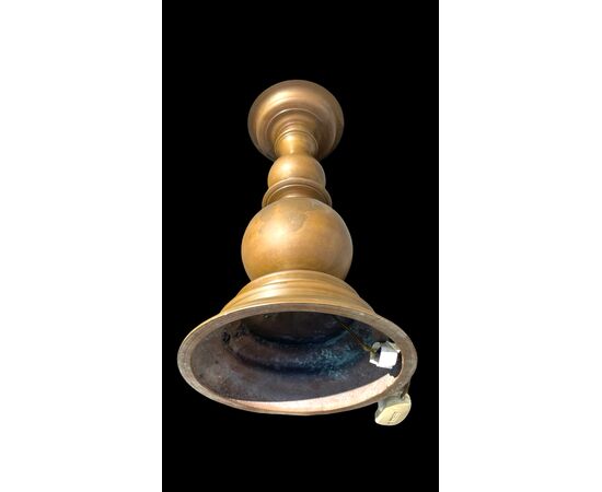Candeliere in bronzo pesante trasformato a lampada da tavolo.Stile barocco.