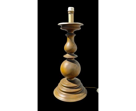 Candeliere in bronzo pesante trasformato a lampada da tavolo.Stile barocco.