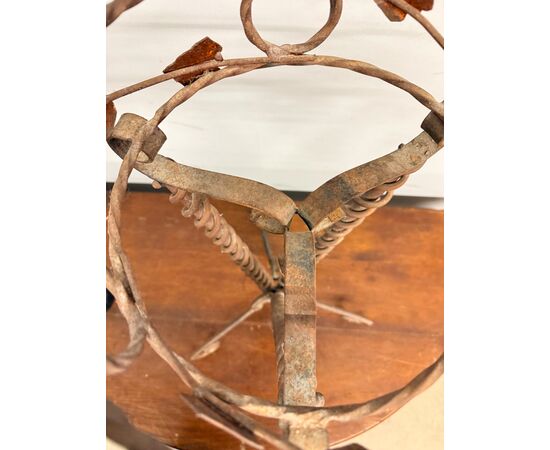 Porta vaso in ferro battuto Liberty, primi '900, 61x29 cm