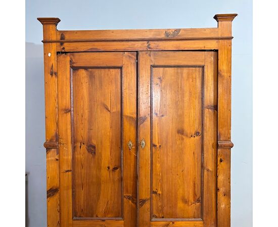 Antico armadio stipo guardaroba toscano in pino XIX sec . Mis h 210 L 132 prof cm 49 . Da restaurare 