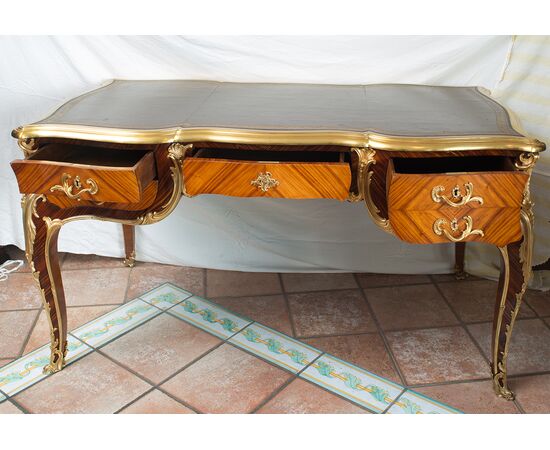 Scrivania /Bureau Plat antica Napoleone III Francese in legno esotico pregiato con innesti di elementi in bronzo dorato. Francia XIX secolo.