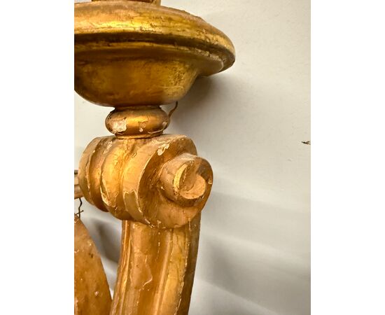 Antica coppia di grandi applique in legno dorato e intagliato, epoca XIX sec, 95x68 cm. 