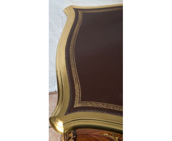 Scrivania /Bureau Plat antica Napoleone III Francese in legno esotico pregiato con innesti di elementi in bronzo dorato. Francia XIX secolo.