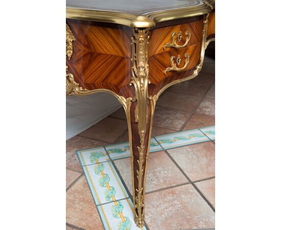 Scrivania /Bureau Plat antica Napoleone III Francese in legno esotico pregiato con innesti di elementi in bronzo dorato. Francia XIX secolo.