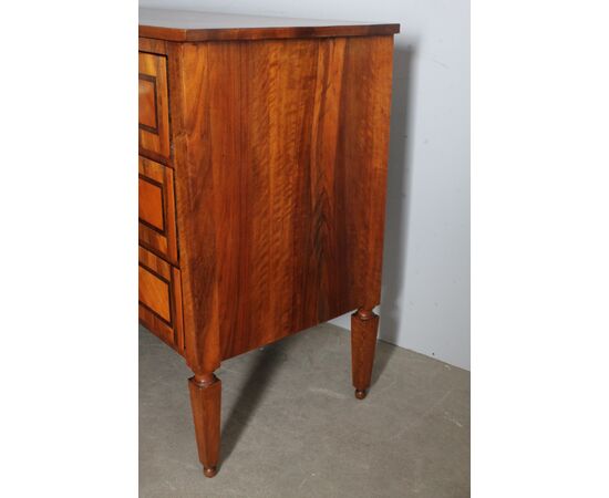 Antico cassettone , comò  Luigi XVI 1770 intarsiato  Piacenza. Gambe a spillo.  Restaurato mis 138 x 57 . h 102 